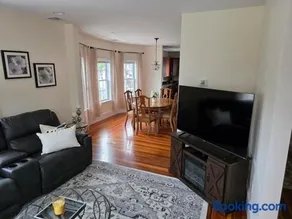 2StoryApt South of Boston Spacious and Convenient - Image 4