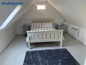Hewarts Lodge, Brand New Property, 1 Mile From The Beach, 15 Minutes From All Goodwood Events - Image 2
