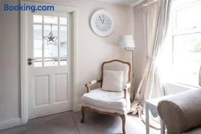 Apple Cottage -- Luxury Stay at Bellingham Estate - Image 2