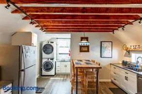 Private Renovated Apt w WasherDryer near dwntwn - Image 3