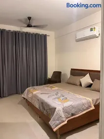 3 BEDROOM Apartment ENTIRE place with balcony - Image 4