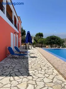Dans une villa avec piscine privée, calme, proche des plages, vues mer et montagnes - Image 3