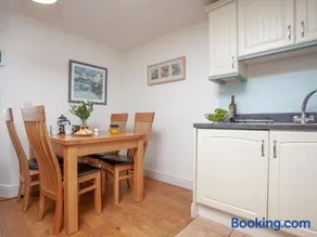 Cove View Apartment - Image 2