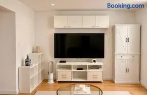 Bright Studio apt with city views, fully equipped! - Image 1
