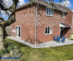 Sunny Corner, Padstow. Spacious 3 bedrooms, 2.5 bathrooms, parking, garden. - Image 4