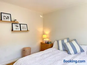 Melbourne 2 bedroom Bayside Retreat with bathtub- Near Westfield Shopping Center-Free Parking - Image 2