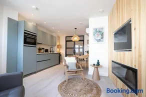 Modern two bedroom apartment close to the beach - Image 1