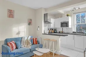Sleek 1-Bed Retreat, 2-Min Walk to Chiswick Park Tube - Image 2