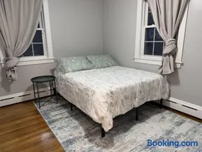 Comfortable 4 Bed Home close to Gillette - Image 3