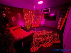 Love room avec spa privatif et salle de jeux adultes - Image 5