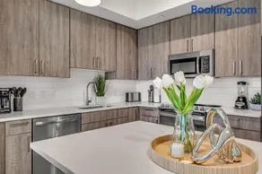 Luxury 2BR with City Views on Biscayne Blvd - Image 3