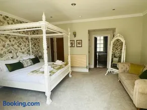 5 Bed Luxury Townhouse with Hot Tub, Rooftop Terrace, Perfect for Groups, Near Cruise Terminal - Image 3