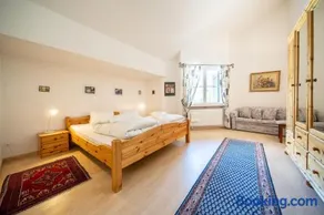 2403 Charmante Dachwohnung mit hohen Decken und Suedbalkon - Image 4