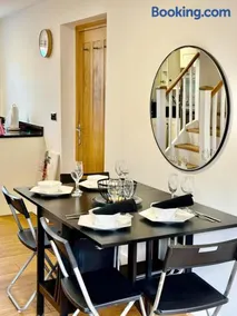 Beautiful Modern 2 Bed house combined with a vintage feel near Central Cambridge Sleeps 4 - Image 4