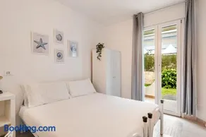Beachfront Studio Free Parking-Pool 50m from Sea - Image 1