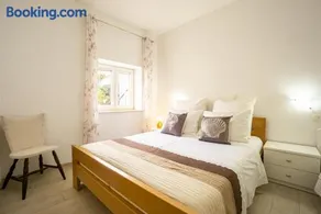 Babara beautiful setting right on beach with modern facilities - Image 4