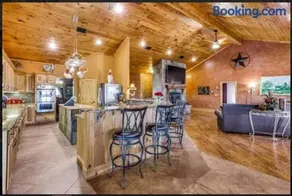 Luxurious farm house! 5-bed, 4 bath, pool and spa. - Image 2