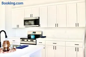 New SW Inspired Home, 9 Guests, Tesla Ready, Pet Friendly - Image 3