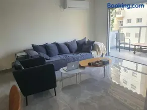 Renovated central 3 bedroom apt with great terrace and Bomb Shelter - Image 1