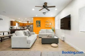 New! Near Ballparks, Stadium, Raceway, 4 TVs, Fast WiFI - Image 1