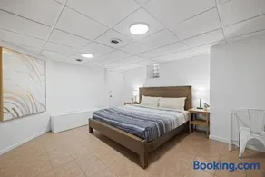 Shadyside, Pittsburgh !B Modern and Bright Private Bedroom with Shared Bathroom - Image 1