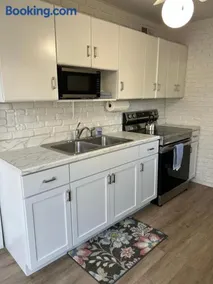 Charming Cottage with fenced yard in convenient location - Image 3