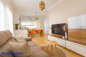 Cozy apartment with pool, parking and sea view - Image 1