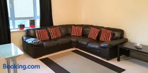 Oxford Central 2 Bed 2 Bath Modern Apt Free Parking Walk to Train , Bus and University - Image 2