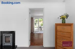 Three Bed Bungalow - Finchampstead - Image 4