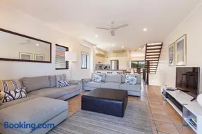 Wake up to ocean views in stylish comfort - Image 2