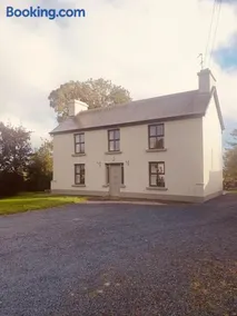 Foxs Farmhouse - Image 1