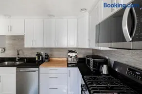 Luxurious Downtown Location - Entire house - Image 4