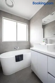 A Private Hideaway with Large Backyard and CarParks - Image 1
