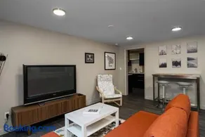 #StayInMyDistrict Multnomah Village Modern Retreat - Image 3