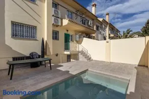 Spacious townhouse with private pool - Image 2