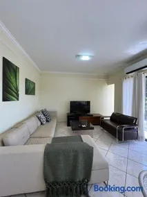 Apto no Centro de Guaíra com ar condicionado na sala e quarto - Image 1