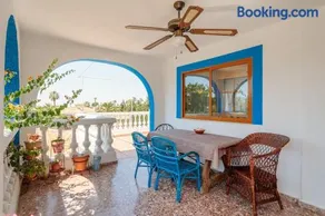 Villa Manolita in the area of Busot with 5 bedrooms and large private swimming pool - Image 2