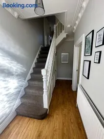 Modern 5 Bedroom House Near Lark Lane - Image 2