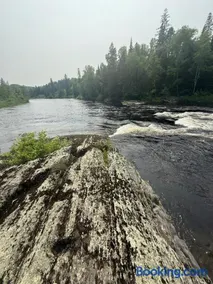 Riverside Retreat - Image 4