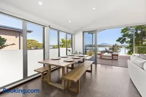 Pelican Retreat - Pet Friendly - Absolute Waterfront - Image 5