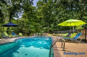 Spacious home with an outdoor pool, screened porch, washer dryer & central AC - Image 2