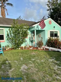 Mermaid Oasis Stuart Whole House 2 bed 2 Bath & extra Bonus Room- Fenced in Yard with Boat Parking - Image 1