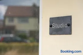 Nr WINDSOR stunning 1 bedroom self contained property in Burnham near Heathrow - Image 2