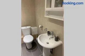 a COSY CLEAN GROUND FLOOR FLAT CLOSE TO TOWN CENTRE - Image 5
