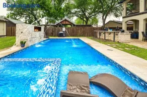 GORGEOUS 5-bd 4ba w Pool, Hot Tub, 2 kitchens, & Game Room Near Dallas Airports! - Image 3