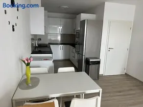 Beautiful 2 Bedroom Apartment - Image 2