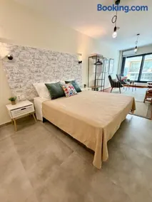 11 Diamond Drive, Luxury Bright & Quiet City Center Loft, Easy Access - Image 2