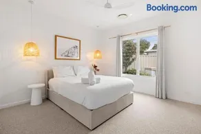 The White House - Pet Friendly with Heated Swimming Pool - Image 4
