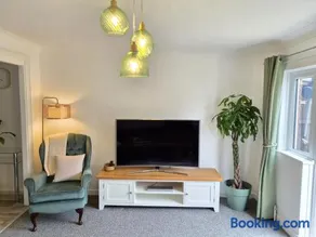 Bright and spacious 3 Bedroom house with parking, close to Peterborough City Centre - Image 3