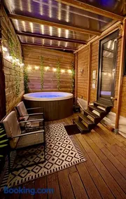 Romantic Tiny House with Private Jacuzzi and Garden between Amsterdam Haarlem and Schiphol Airport - Image 1